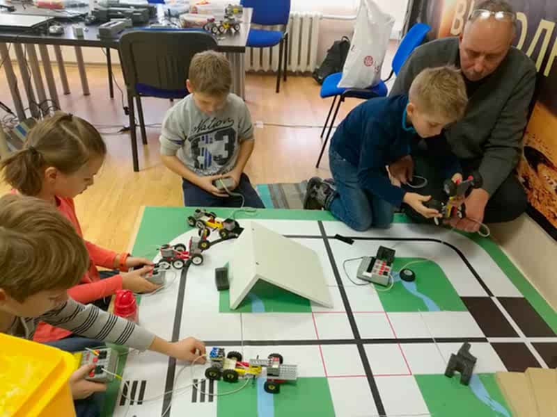 Младшая группа Робоцентра "Полигон" в Технопарке Рикор